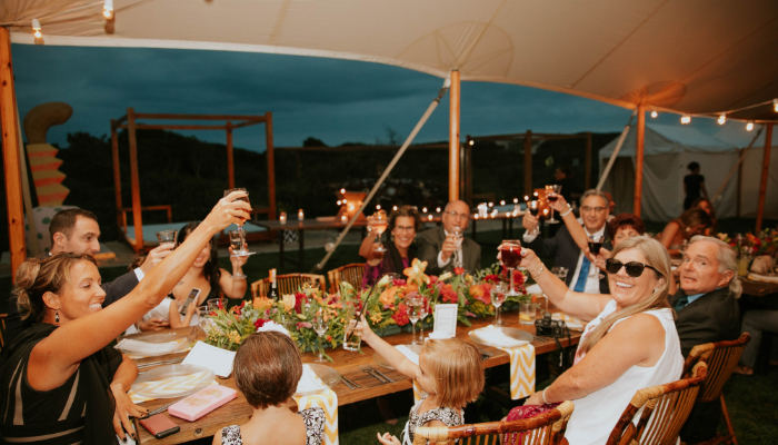 Bernafon: large company at the table