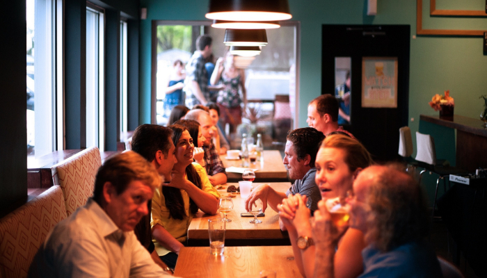 Hansaton: Fully occupied tables in a restaurant