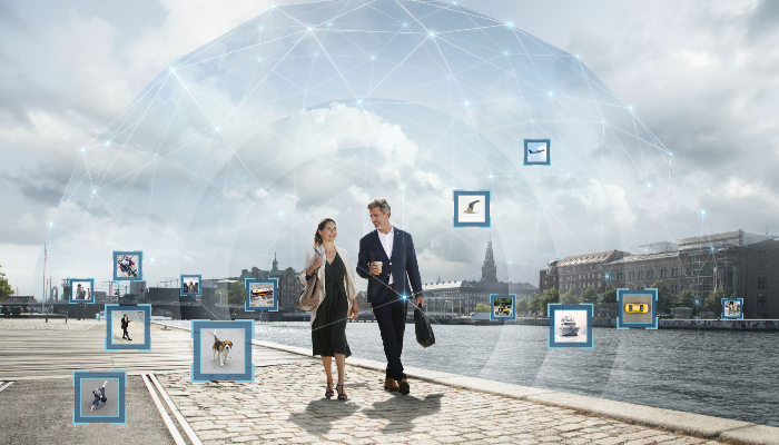Oticon: Man and woman in conversation