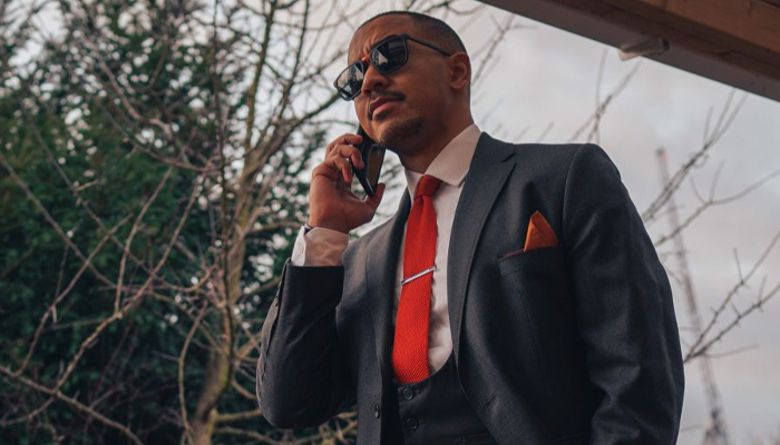 Philips: Businessman with mobile phone