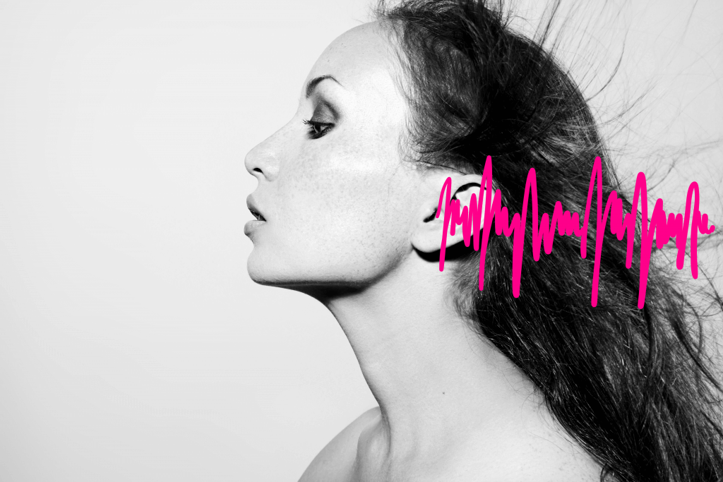 Hearing Aids 2025: Everything You Need to Know 22 Frau seitlich mit Tinnitus