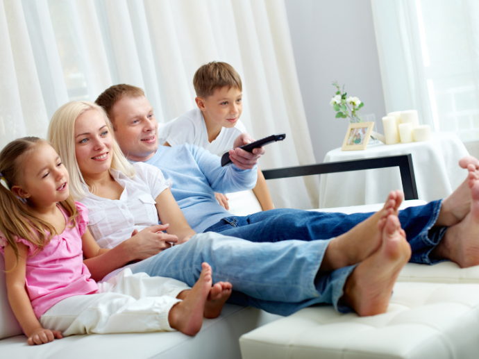 Bluetooth Hearing Aids 2025: How Smart Hearing Aids Enhance Your Listening Experience 8 A family watching tv while one person ist using bluetooth hearing aids